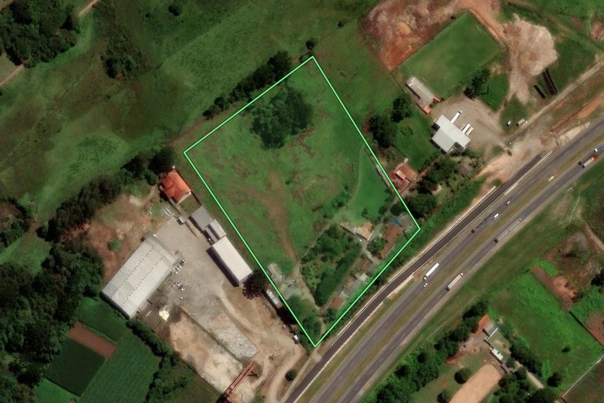 Imagem de satélite do imóvel rural em Piraquara (PR), com o contorno declarado no CAR desenhado por cima.