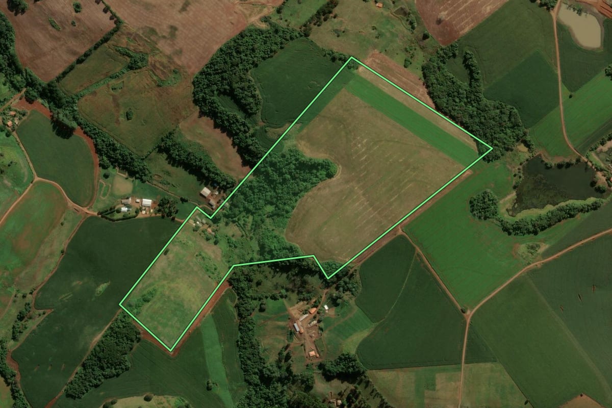 Imagem de satélite do imóvel rural em Pitanga (PR), com o contorno declarado no CAR desenhado por cima.