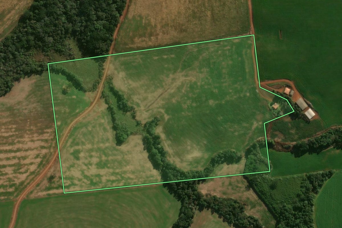Imagem de satélite do imóvel rural em Pitanga (PR), com o contorno declarado no CAR desenhado por cima.