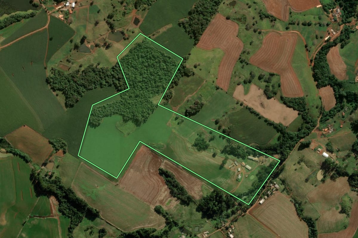 Imagem de satélite do imóvel rural em Pitanga (PR), com o contorno declarado no CAR desenhado por cima.
