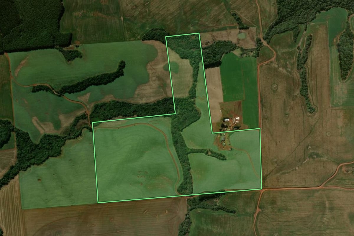 Imagem de satélite do imóvel rural em Pitanga (PR), com o contorno declarado no CAR desenhado por cima.