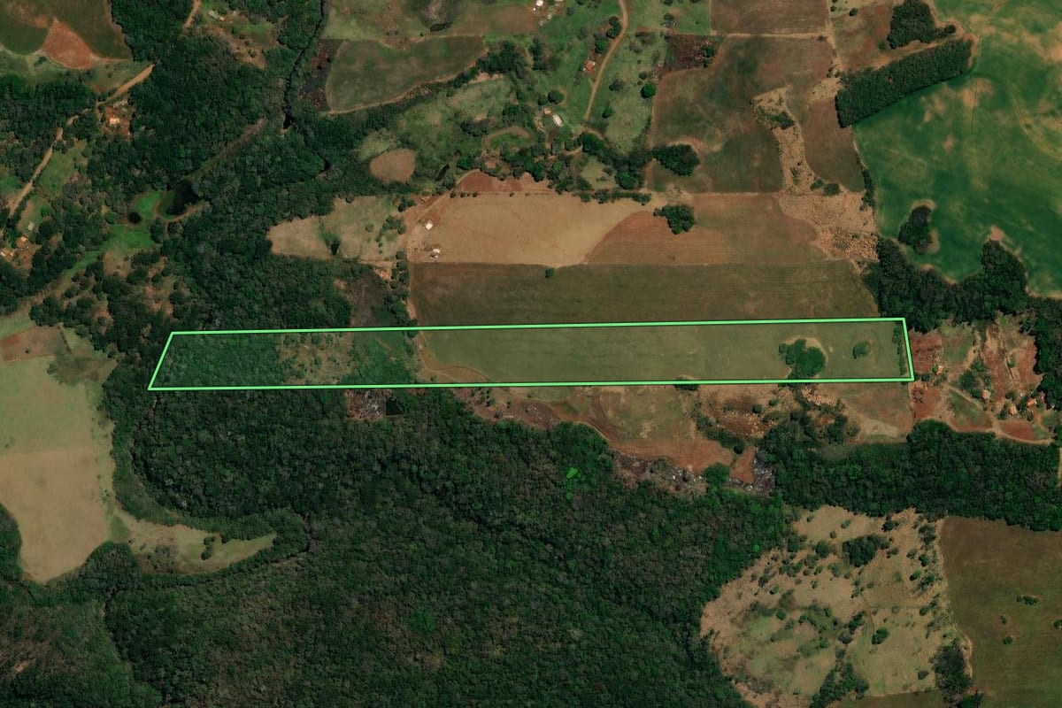 Imagem de satélite do imóvel rural em Pitanga (PR), com o contorno declarado no CAR desenhado por cima.