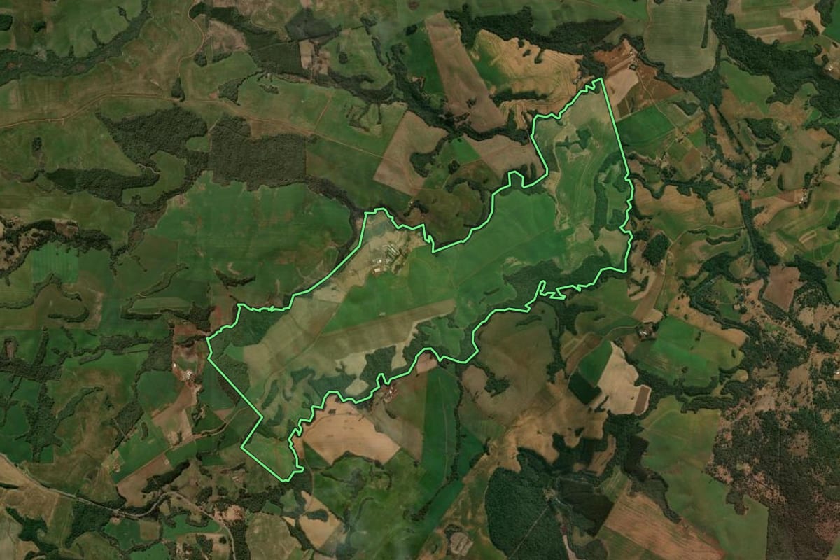Imagem de satélite do imóvel rural em Pitanga (PR), com o contorno declarado no CAR desenhado por cima.