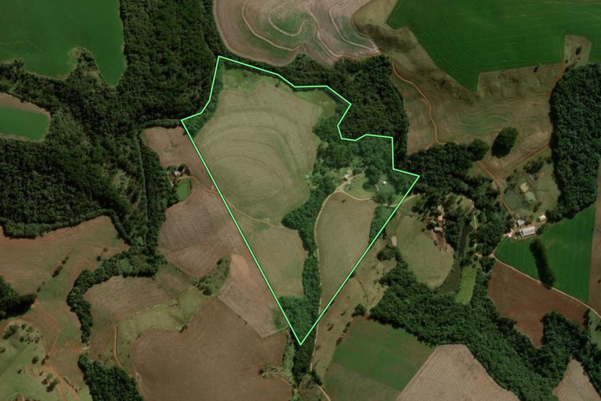 Imagem de satélite do imóvel rural em Pitanga (PR), com o contorno declarado no CAR desenhado por cima.