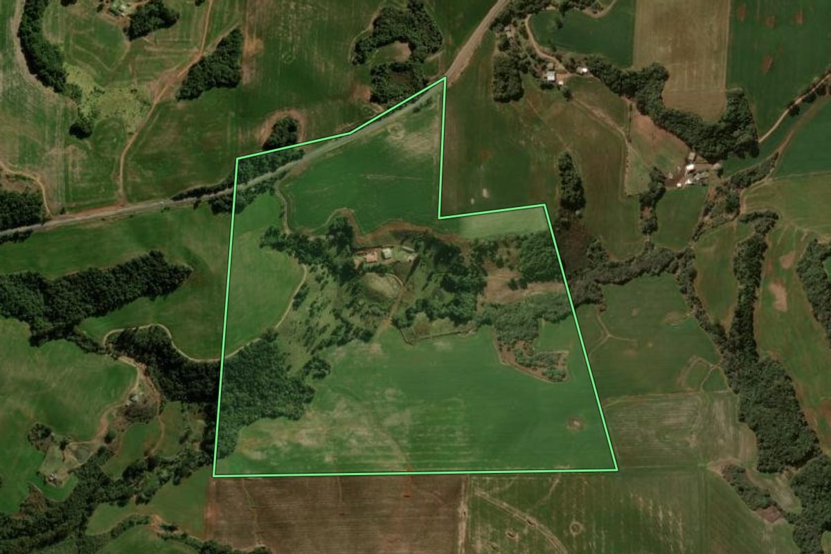 Imagem de satélite do imóvel rural em Pitanga (PR), com o contorno declarado no CAR desenhado por cima.