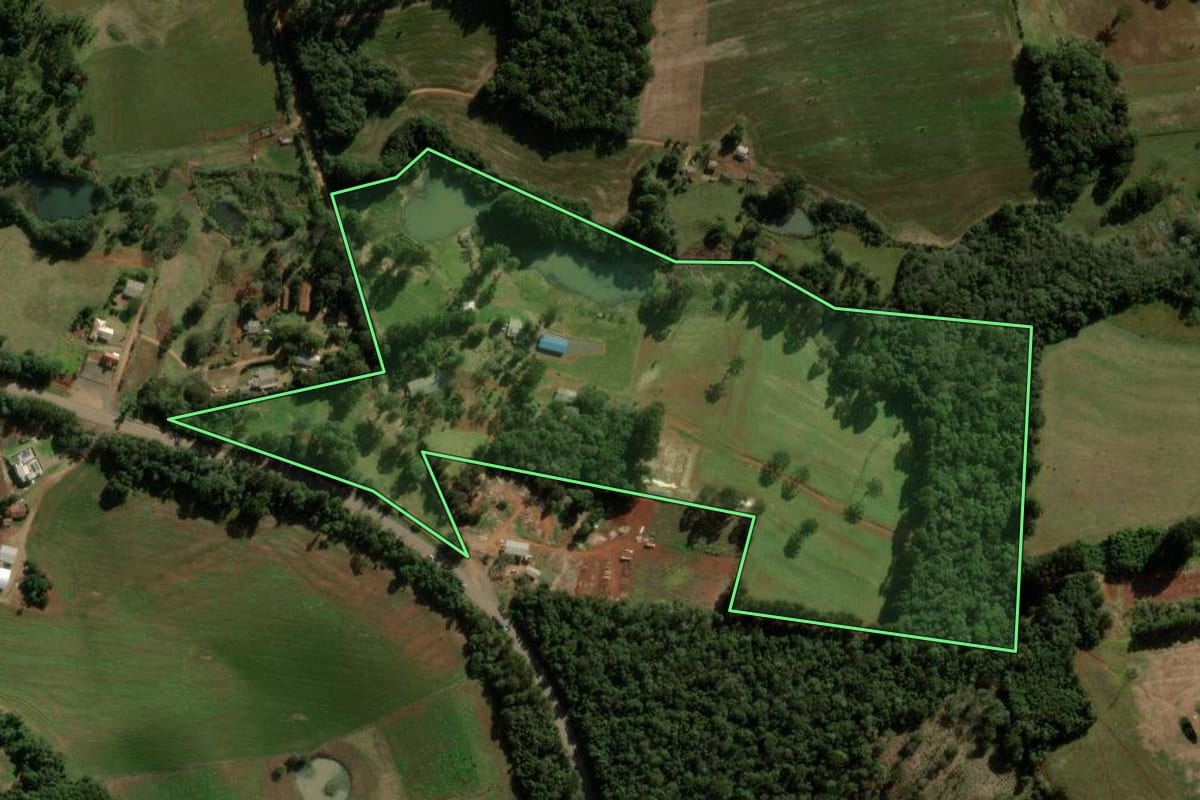 Imagem de satélite do imóvel rural em Pitanga (PR), com o contorno declarado no CAR desenhado por cima.
