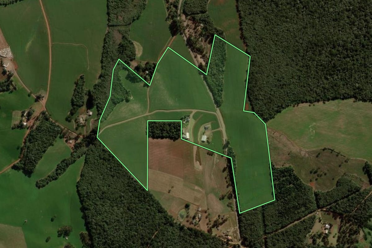 Imagem de satélite do imóvel rural em Pitanga (PR), com o contorno declarado no CAR desenhado por cima.