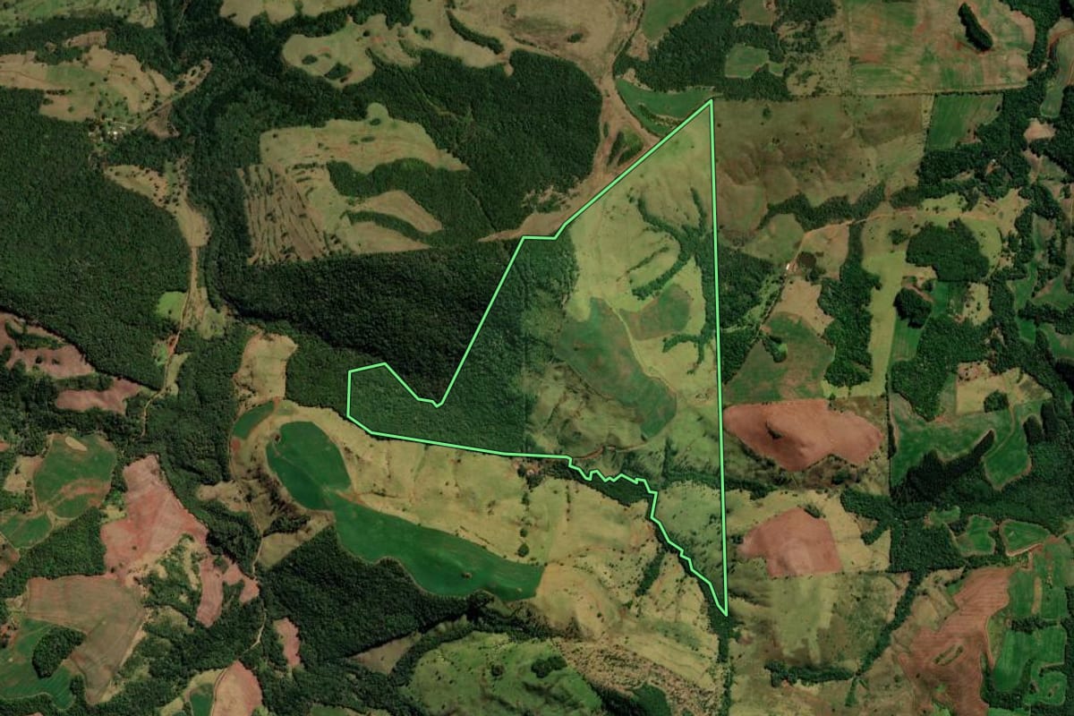 Imagem de satélite do imóvel rural em Pitanga (PR), com o contorno declarado no CAR desenhado por cima.
