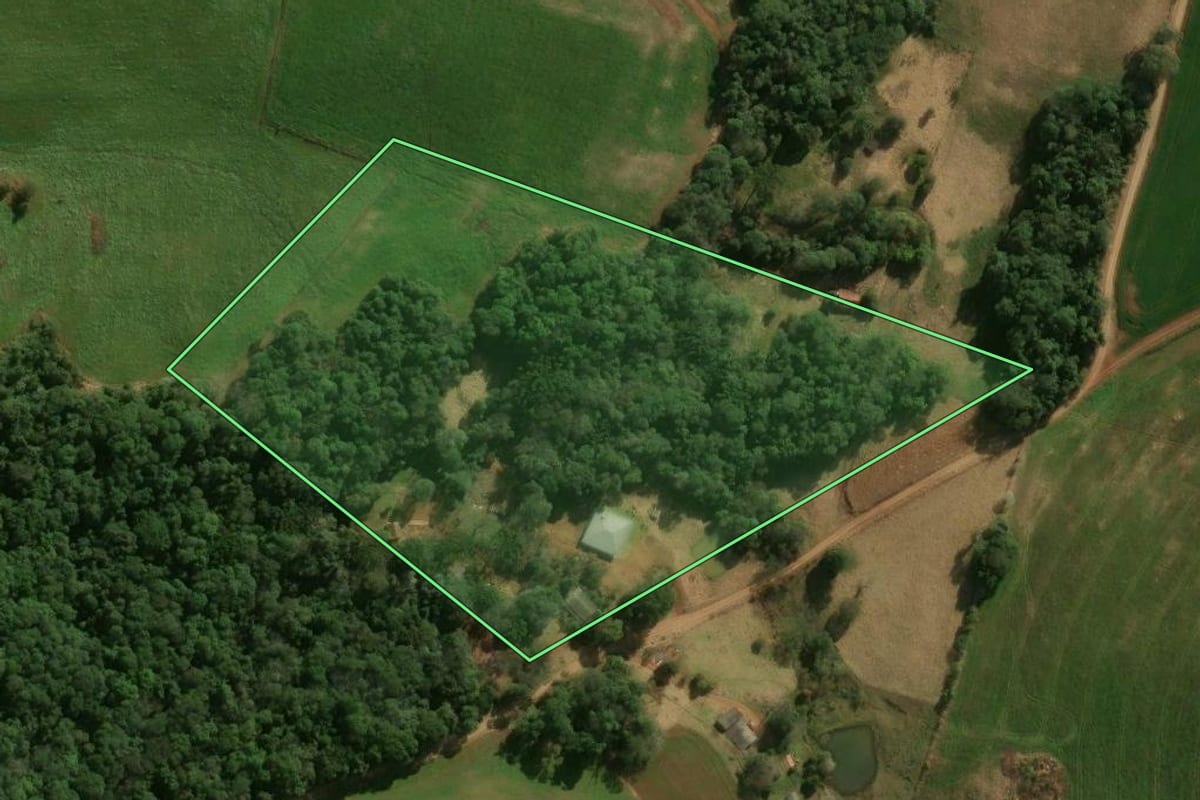 Imagem de satélite do imóvel rural em Pitanga (PR), com o contorno declarado no CAR desenhado por cima.