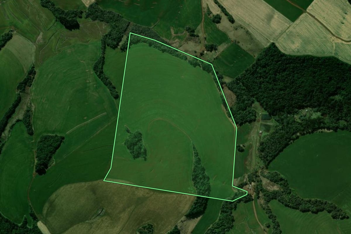 Imagem de satélite do imóvel rural em Pitanga (PR), com o contorno declarado no CAR desenhado por cima.