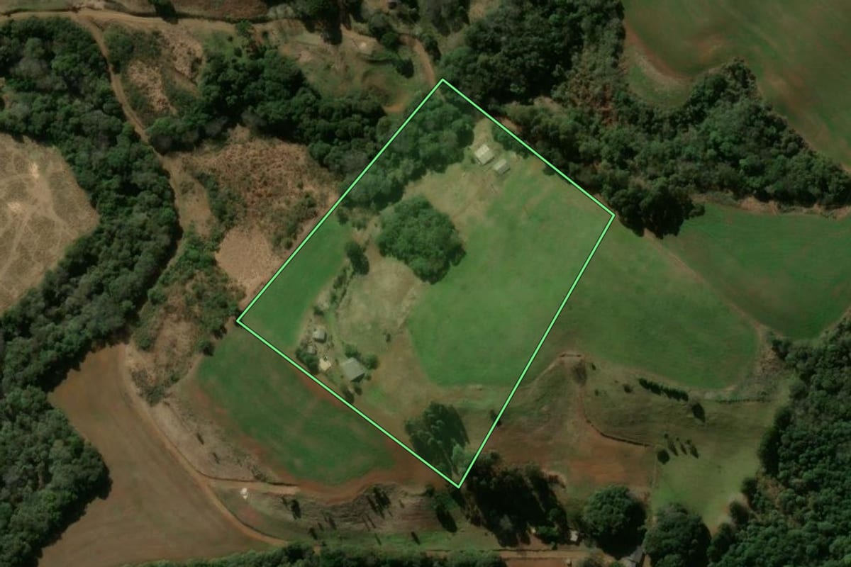 Imagem de satélite do imóvel rural em Pitanga (PR), com o contorno declarado no CAR desenhado por cima.