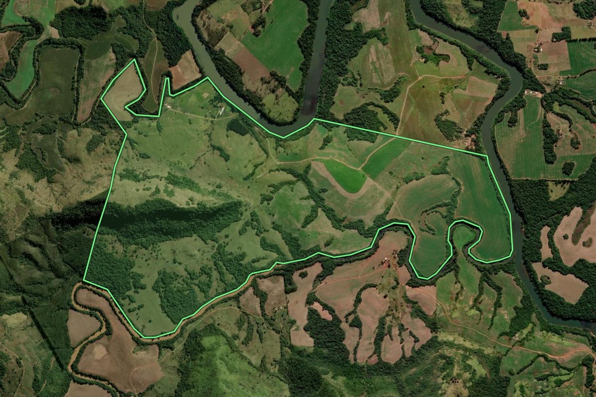 Imagem de satélite do imóvel rural em Pitanga (PR), com o contorno declarado no CAR desenhado por cima.
