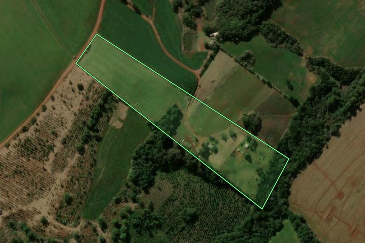 Imagem de satélite do imóvel rural em Pitanga (PR), com o contorno declarado no CAR desenhado por cima.