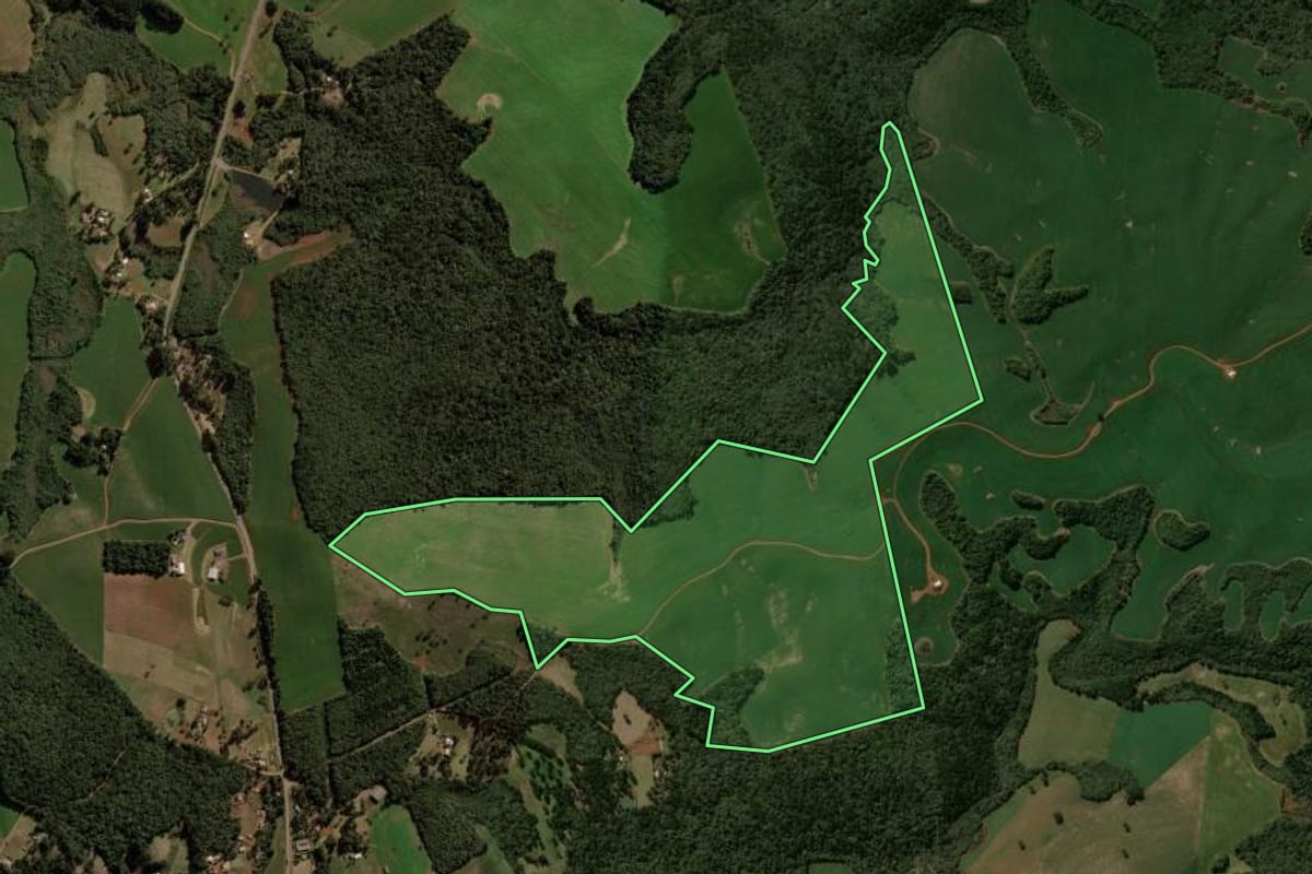 Imagem de satélite do imóvel rural em Pitanga (PR), com o contorno declarado no CAR desenhado por cima.