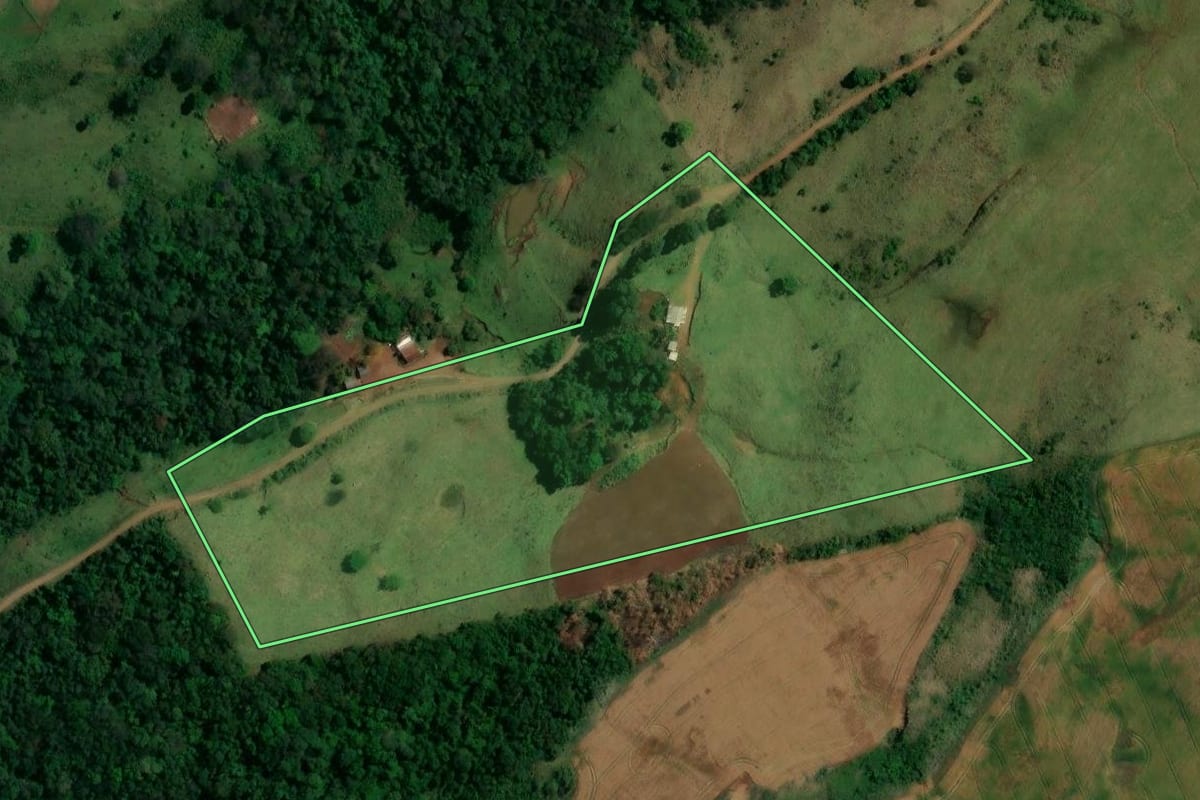 Imagem de satélite do imóvel rural em Pitanga (PR), com o contorno declarado no CAR desenhado por cima.