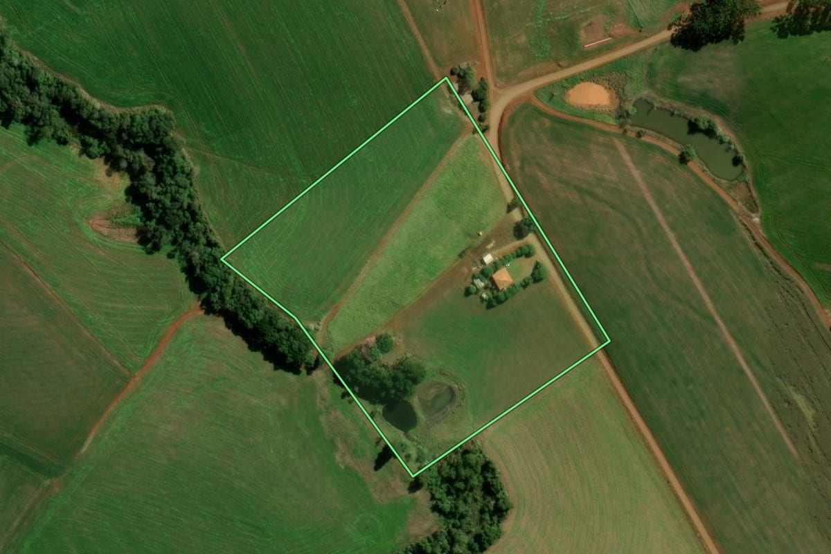 Imagem de satélite do imóvel rural em Pitanga (PR), com o contorno declarado no CAR desenhado por cima.