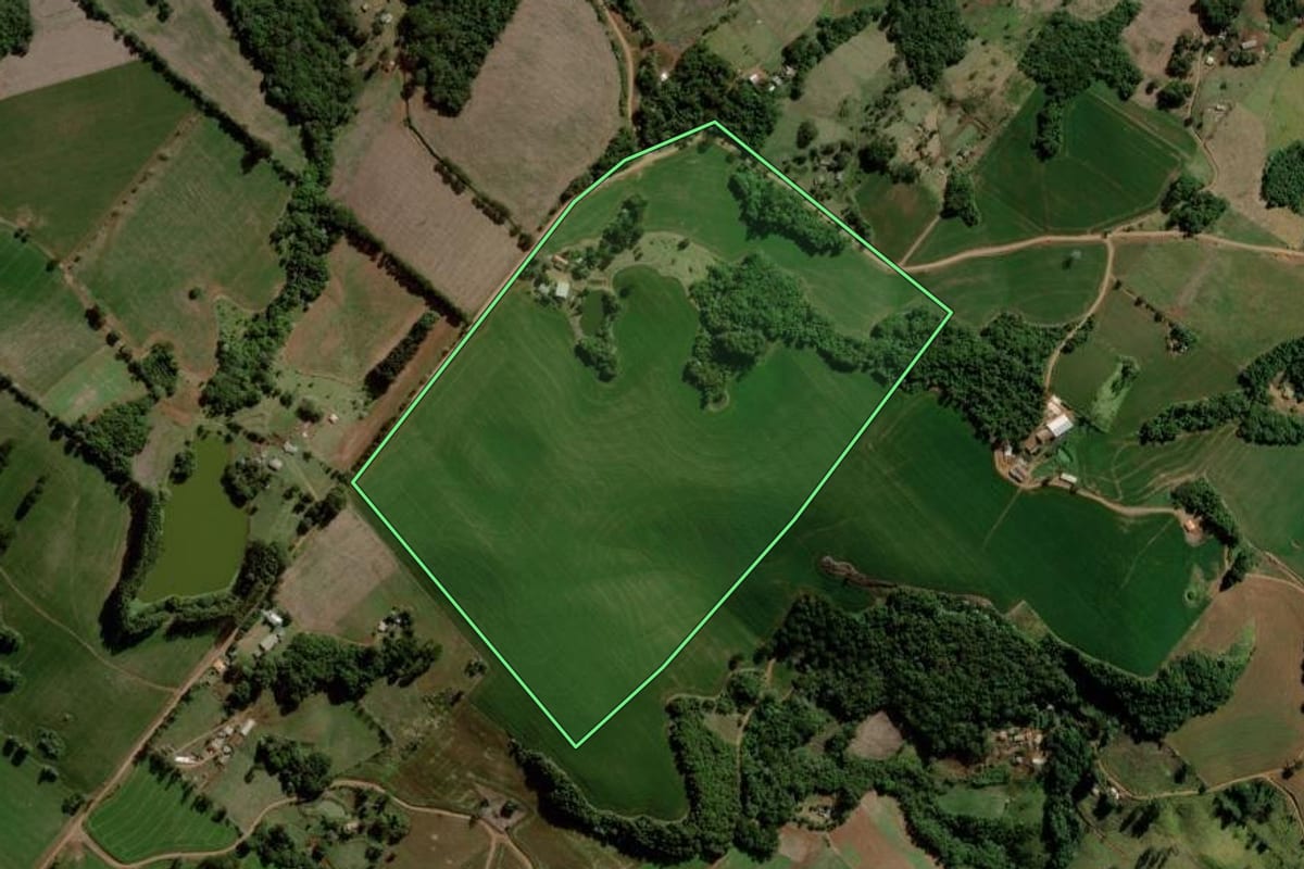 Imagem de satélite do imóvel rural em Pitanga (PR), com o contorno declarado no CAR desenhado por cima.