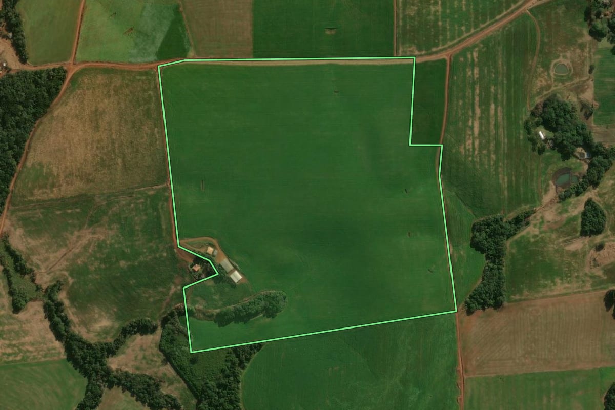 Imagem de satélite do imóvel rural em Pitanga (PR), com o contorno declarado no CAR desenhado por cima.