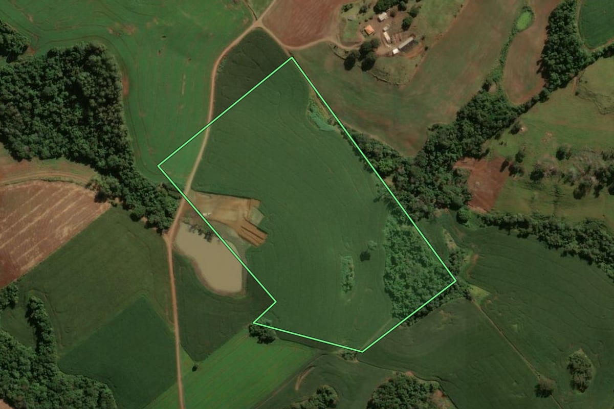 Imagem de satélite do imóvel rural em Pitanga (PR), com o contorno declarado no CAR desenhado por cima.