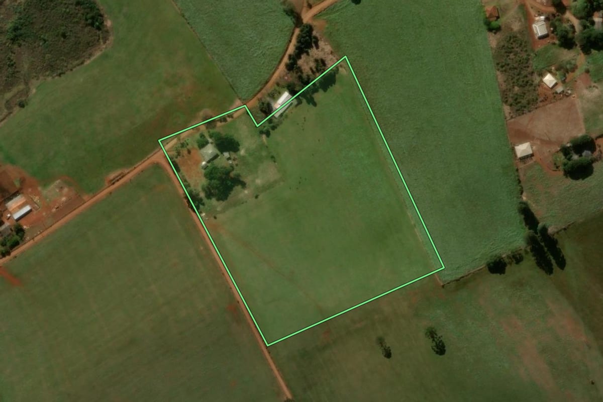 Imagem de satélite do imóvel rural em Pitanga (PR), com o contorno declarado no CAR desenhado por cima.