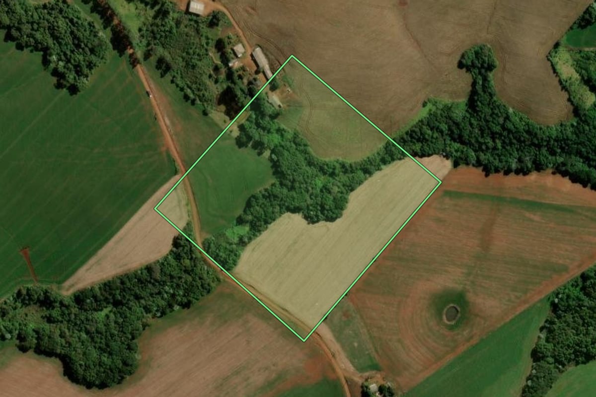 Imagem de satélite do imóvel rural em Pitanga (PR), com o contorno declarado no CAR desenhado por cima.