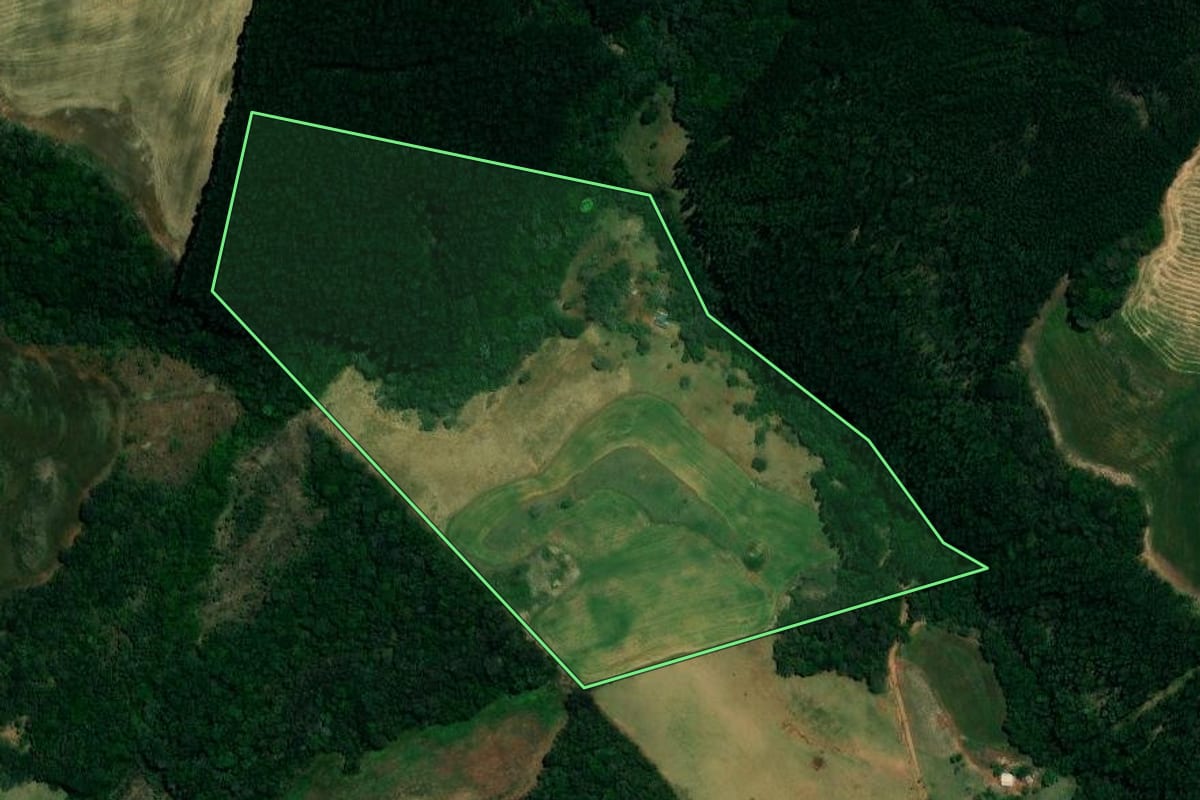 Imagem de satélite do imóvel rural em Pitanga (PR), com o contorno declarado no CAR desenhado por cima.