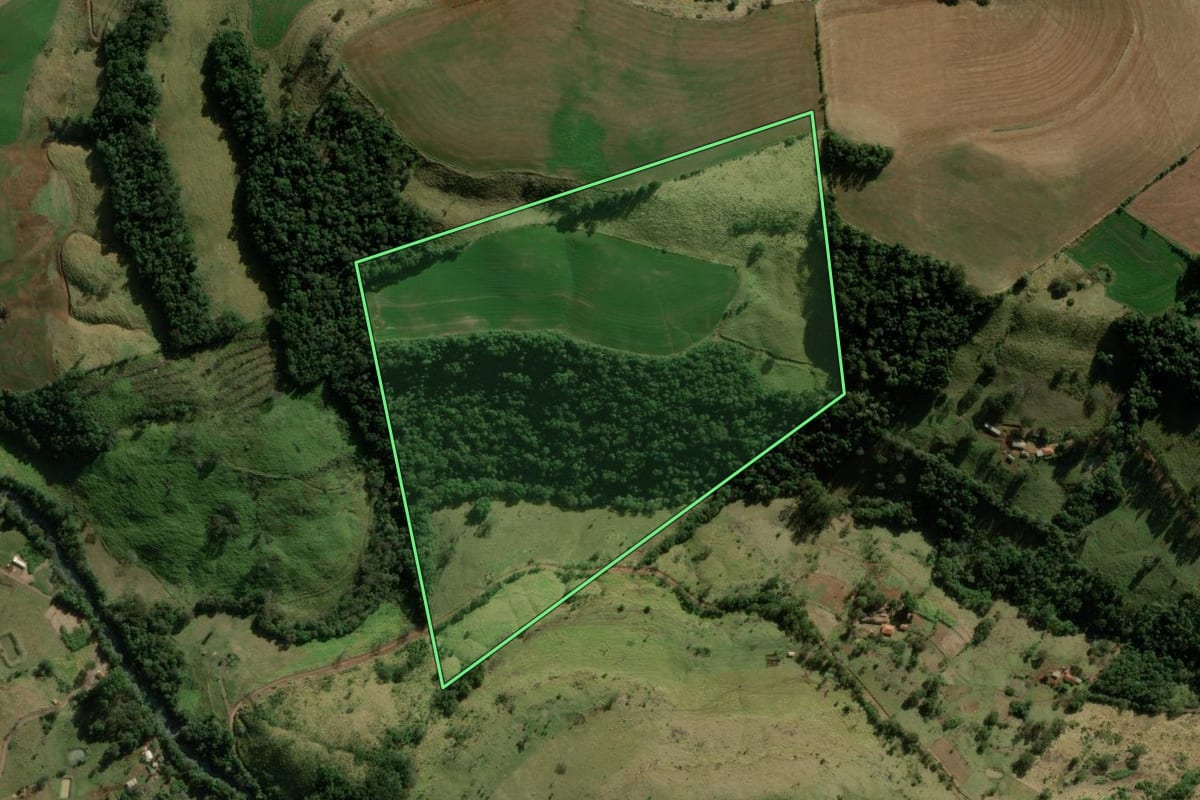 Imagem de satélite do imóvel rural em Pitanga (PR), com o contorno declarado no CAR desenhado por cima.