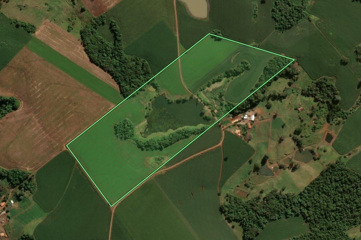 Imagem de satélite do imóvel rural em Pitanga (PR), com o contorno declarado no CAR desenhado por cima.