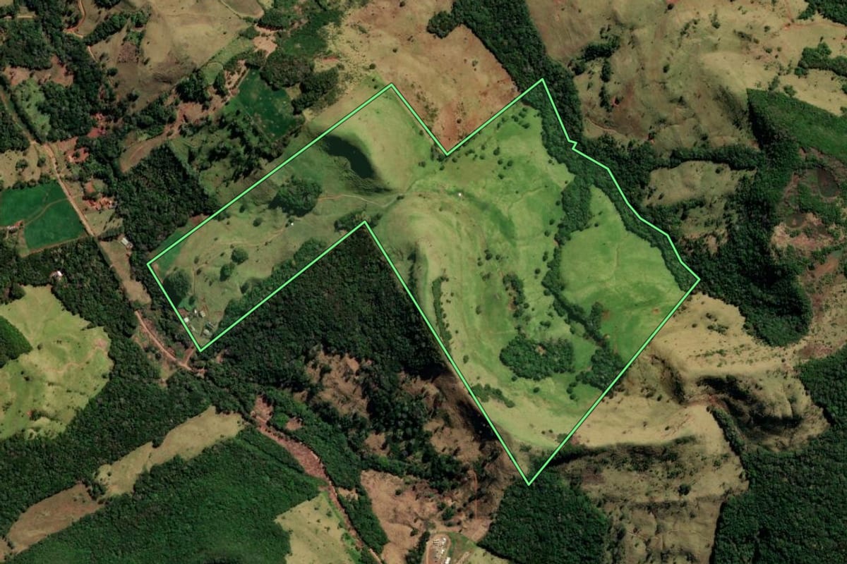 Imagem de satélite do imóvel rural em Pitanga (PR), com o contorno declarado no CAR desenhado por cima.