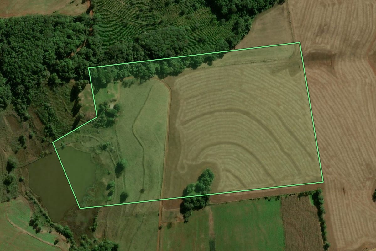 Imagem de satélite do imóvel rural em Pitanga (PR), com o contorno declarado no CAR desenhado por cima.