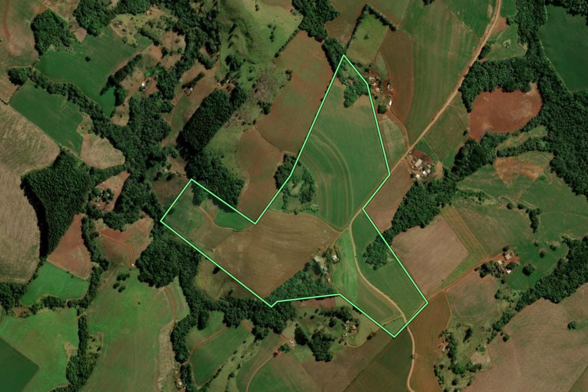 Imagem de satélite do imóvel rural em Pitanga (PR), com o contorno declarado no CAR desenhado por cima.