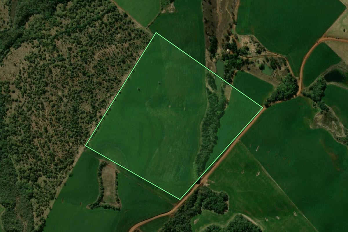 Imagem de satélite do imóvel rural em Pitanga (PR), com o contorno declarado no CAR desenhado por cima.