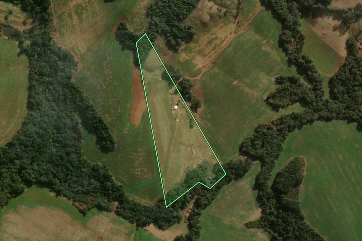 Imagem de satélite do imóvel rural em Pitanga (PR), com o contorno declarado no CAR desenhado por cima.