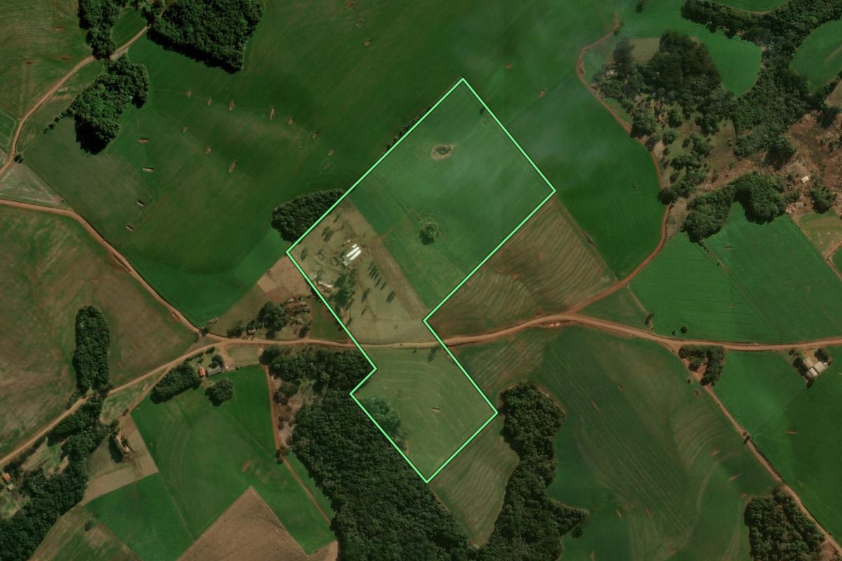 Imagem de satélite do imóvel rural em Pitanga (PR), com o contorno declarado no CAR desenhado por cima.
