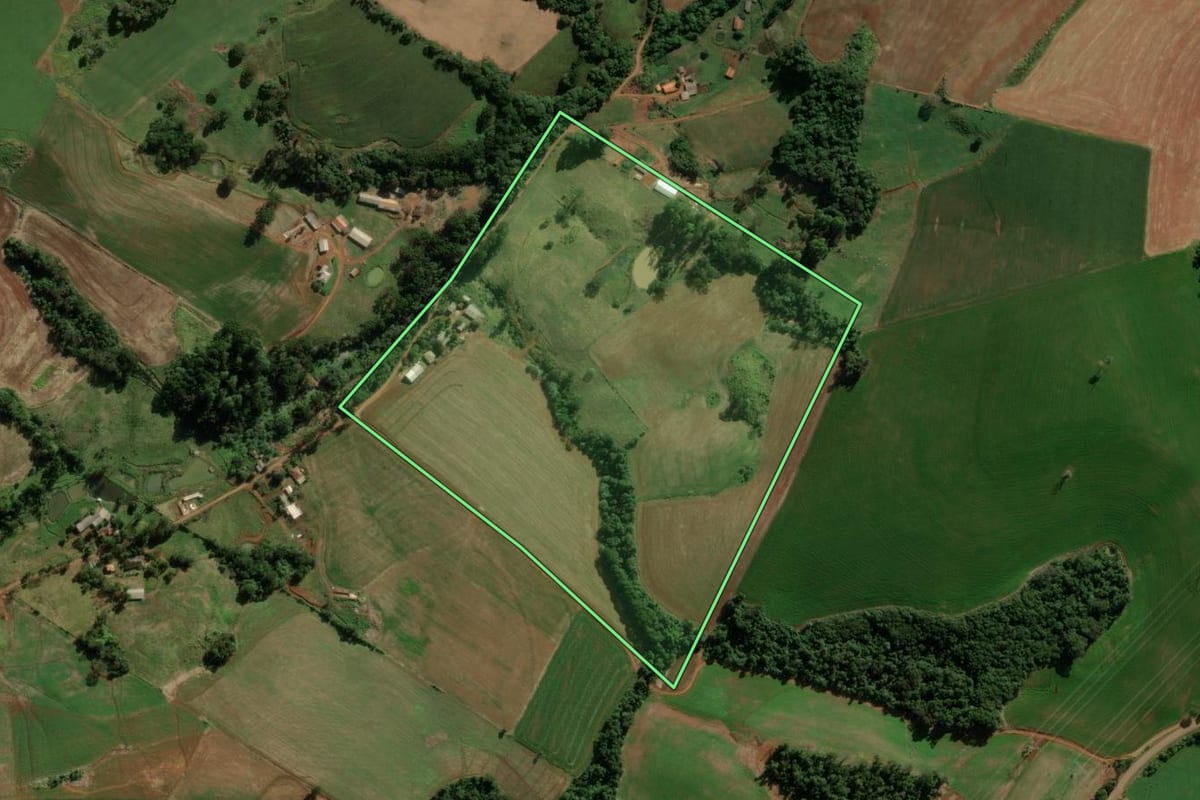 Imagem de satélite do imóvel rural em Pitanga (PR), com o contorno declarado no CAR desenhado por cima.
