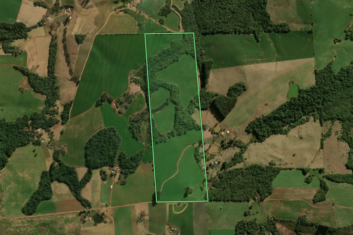 Imagem de satélite do imóvel rural em Pitanga (PR), com o contorno declarado no CAR desenhado por cima.