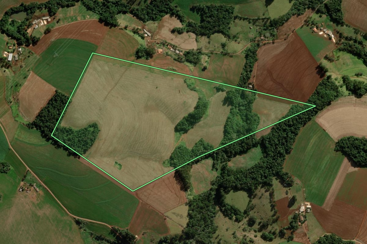Imagem de satélite do imóvel rural em Pitanga (PR), com o contorno declarado no CAR desenhado por cima.