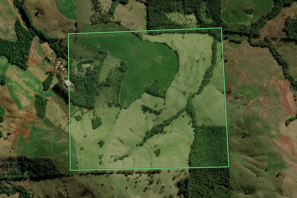 Imagem de satélite do imóvel rural em Pitanga (PR), com o contorno declarado no CAR desenhado por cima.