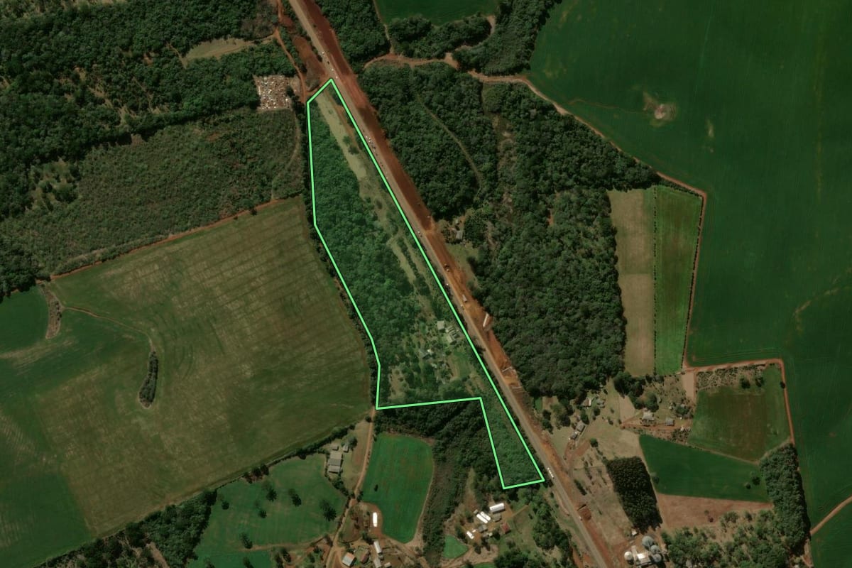Imagem de satélite do imóvel rural em Pitanga (PR), com o contorno declarado no CAR desenhado por cima.