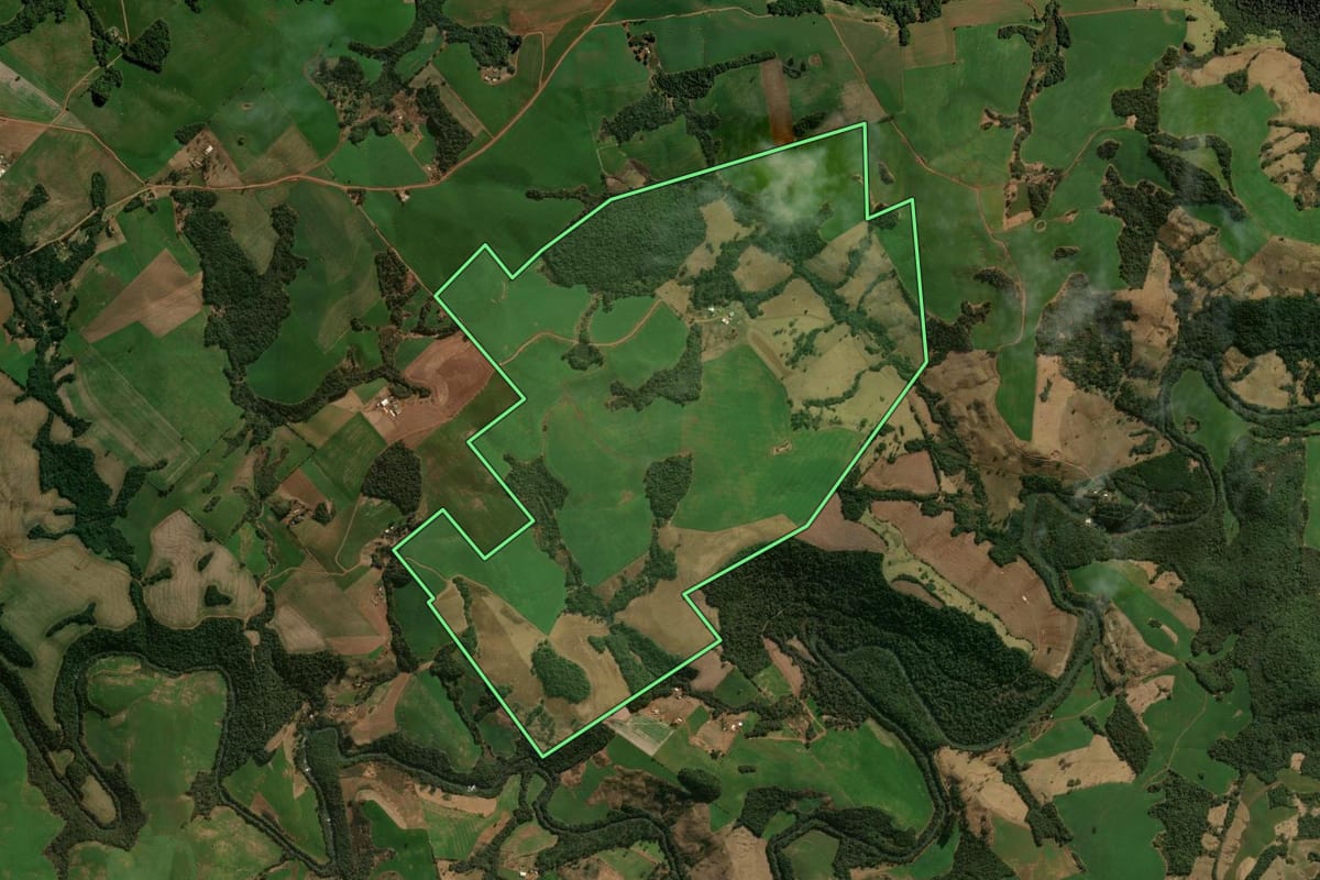 Imagem de satélite do imóvel rural em Pitanga (PR), com o contorno declarado no CAR desenhado por cima.