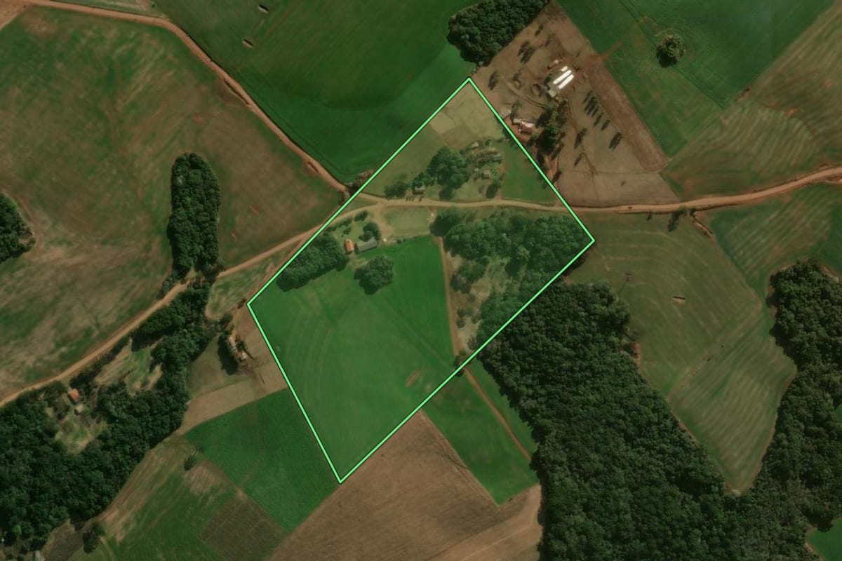 Imagem de satélite do imóvel rural em Pitanga (PR), com o contorno declarado no CAR desenhado por cima.