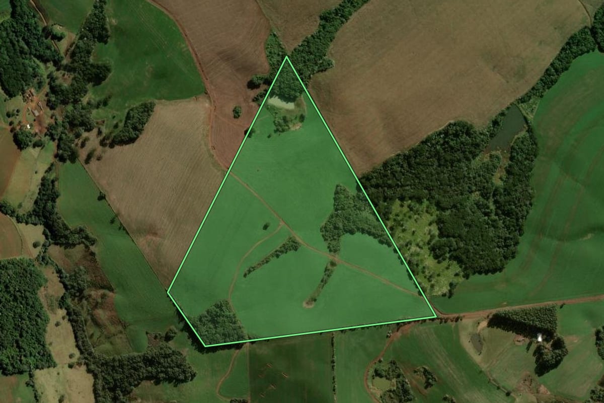 Imagem de satélite do imóvel rural em Pitanga (PR), com o contorno declarado no CAR desenhado por cima.