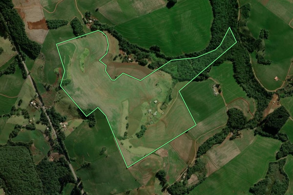 Imagem de satélite do imóvel rural em Pitanga (PR), com o contorno declarado no CAR desenhado por cima.