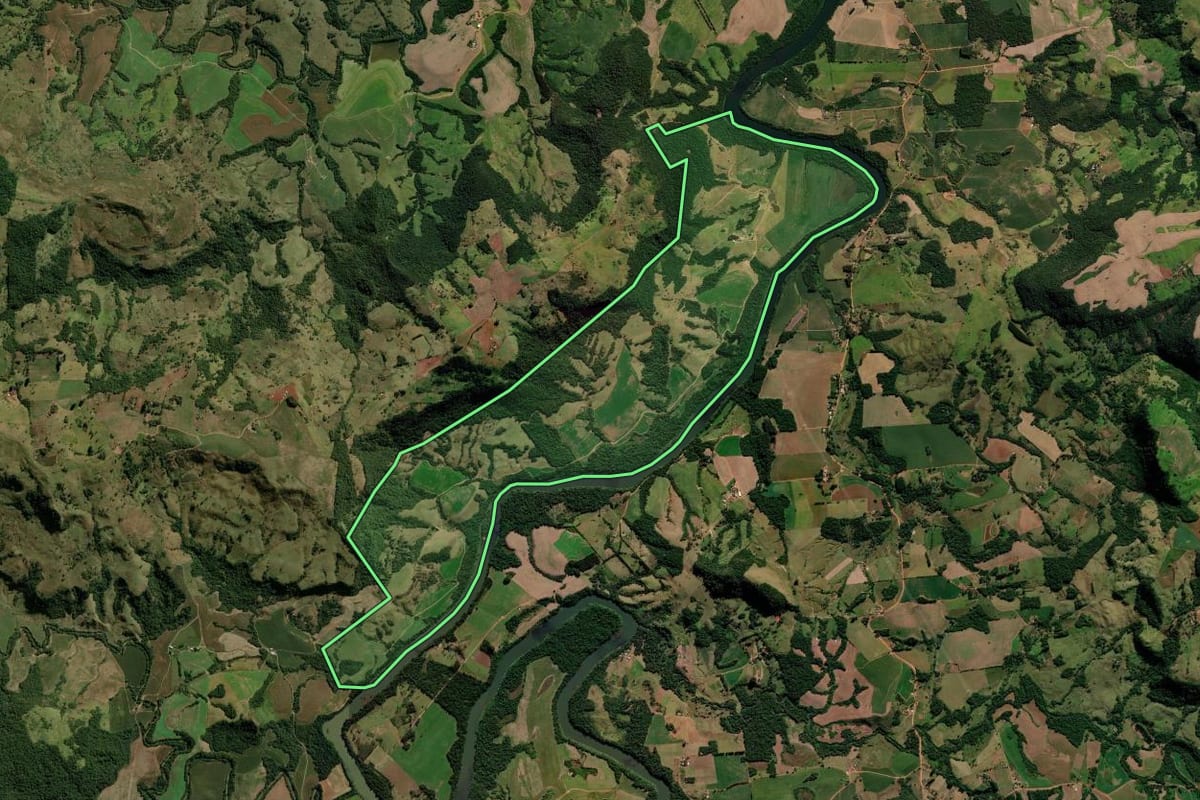 Imagem de satélite do imóvel rural em Pitanga (PR), com o contorno declarado no CAR desenhado por cima.