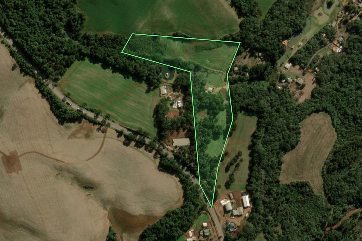 Imagem de satélite do imóvel rural em Pitanga (PR), com o contorno declarado no CAR desenhado por cima.