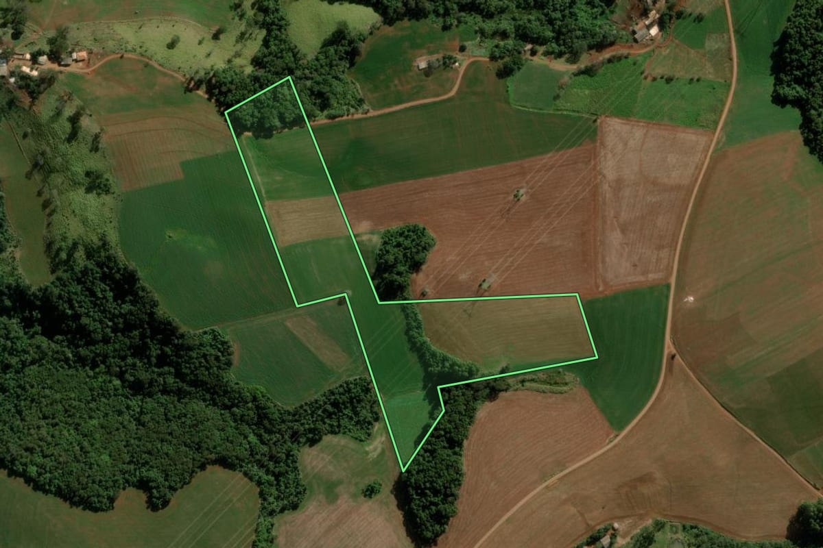 Imagem de satélite do imóvel rural em Pitanga (PR), com o contorno declarado no CAR desenhado por cima.