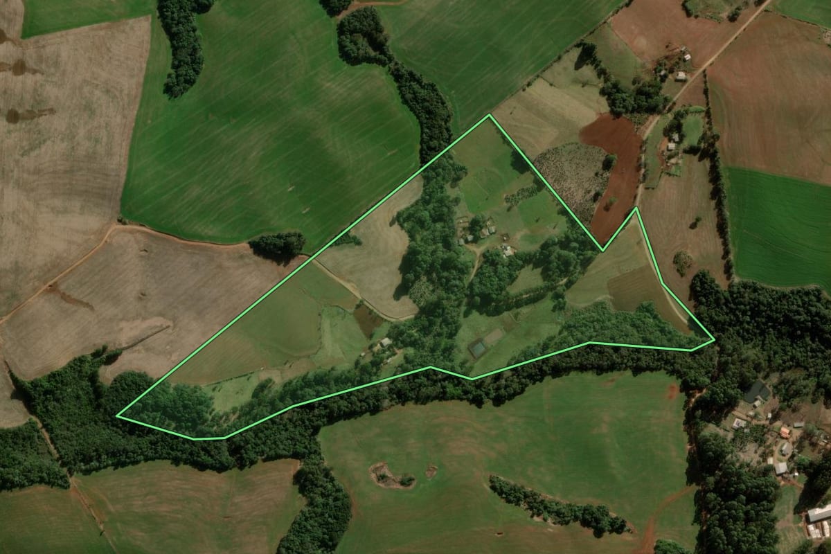 Imagem de satélite do imóvel rural em Pitanga (PR), com o contorno declarado no CAR desenhado por cima.