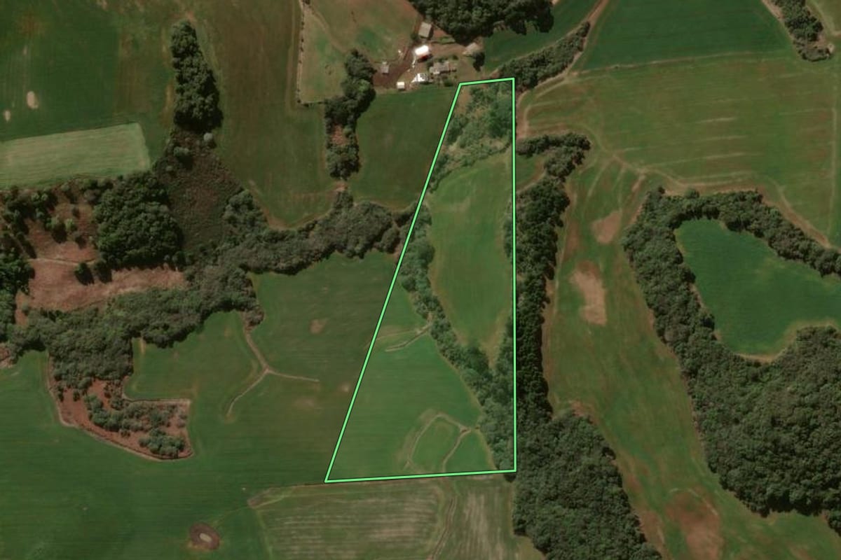 Imagem de satélite do imóvel rural em Pitanga (PR), com o contorno declarado no CAR desenhado por cima.