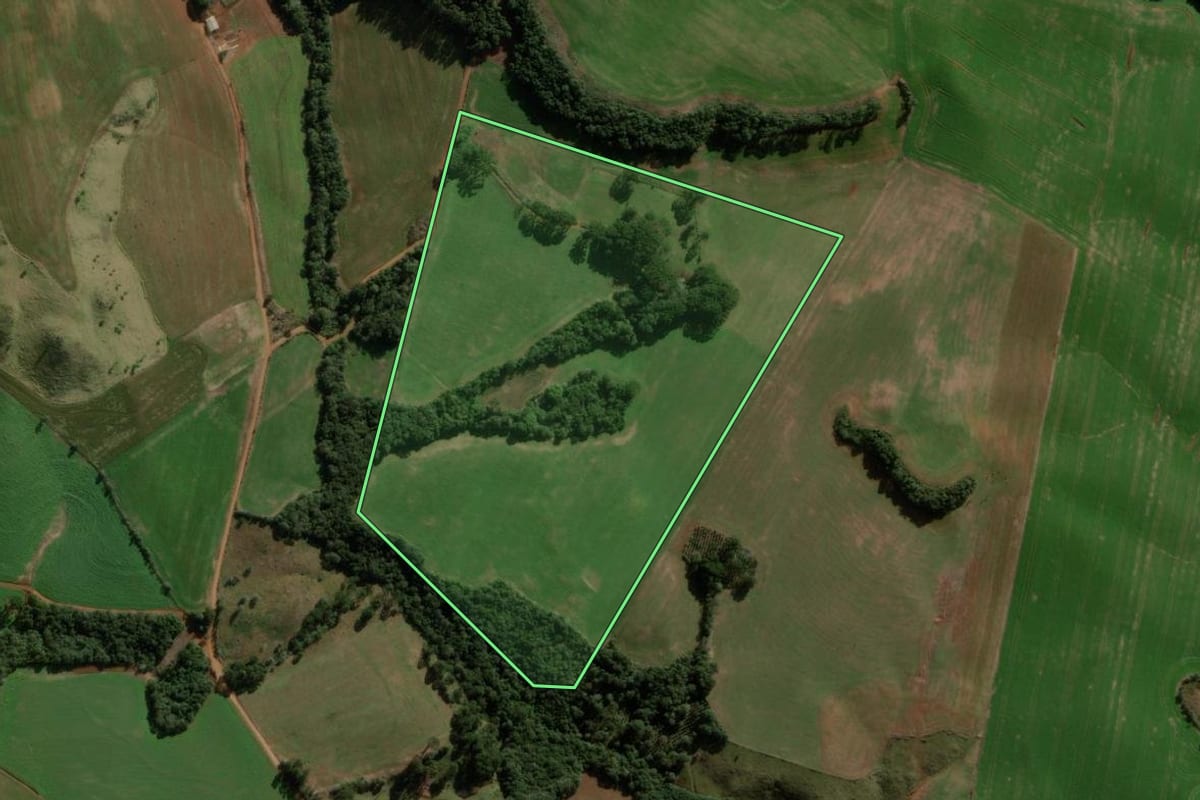Imagem de satélite do imóvel rural em Pitanga (PR), com o contorno declarado no CAR desenhado por cima.