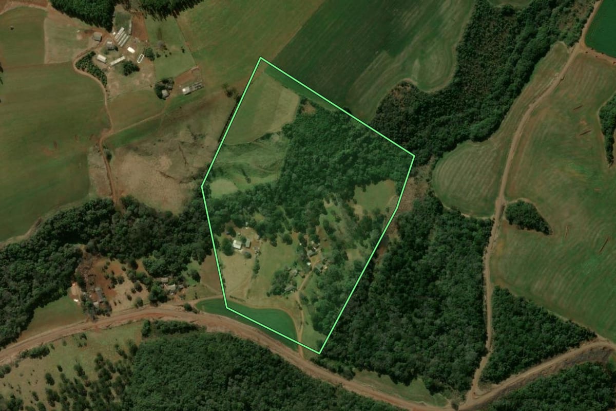 Imagem de satélite do imóvel rural em Pitanga (PR), com o contorno declarado no CAR desenhado por cima.